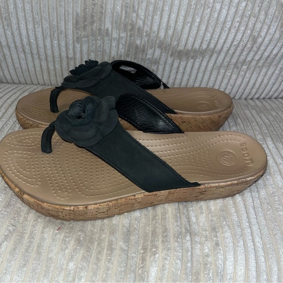 Crocs Leigh Flower Leather Flip Flop Sandal Cork Platform Wedge Black 10 - Picture 2 of 5